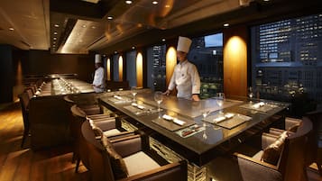 10 restaurants, breakfast, lunch, dinner served; Fusion cuisine