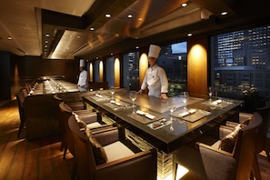 10 restaurants, breakfast, lunch, dinner served; Fusion cuisine