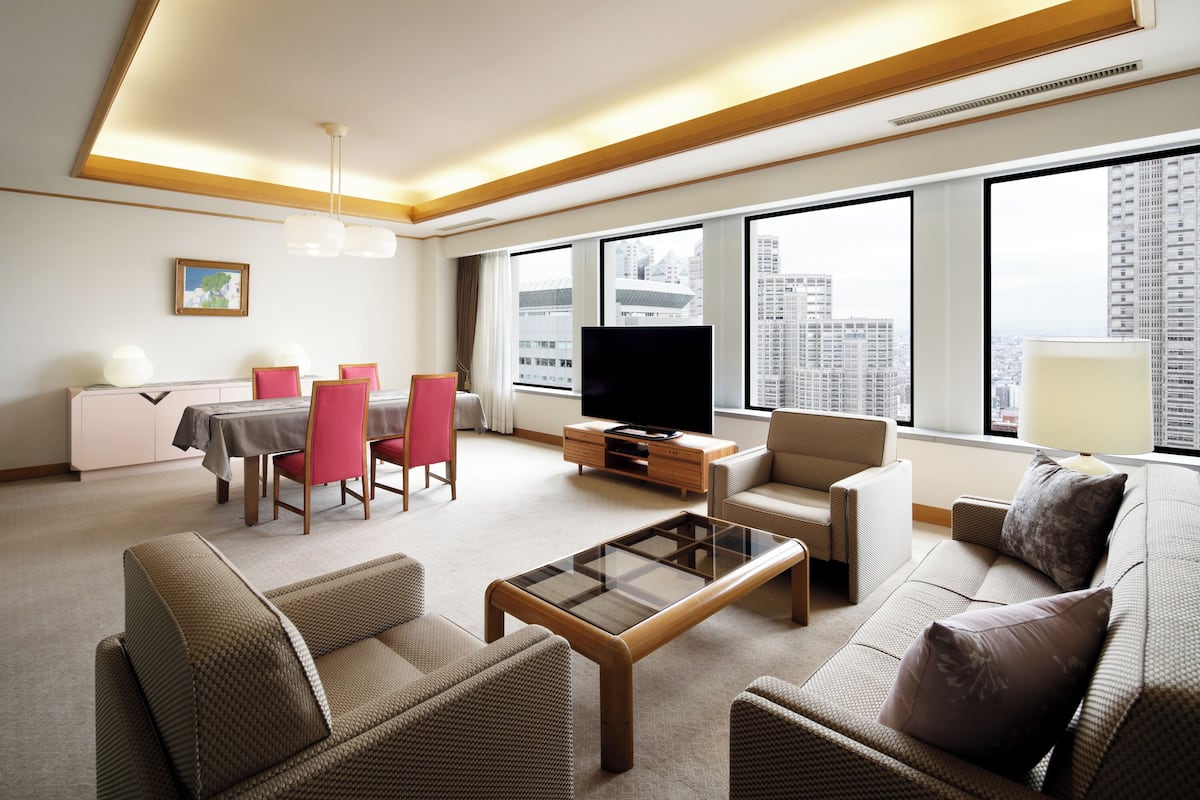Suite twin South tower | Living area | 40-inch flat-screen TV with satellite channels, TV, DVD player