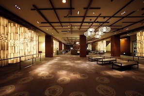 5 bars/lounges