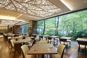 9 restaurants, breakfast, lunch, dinner served; Fusion cuisine 