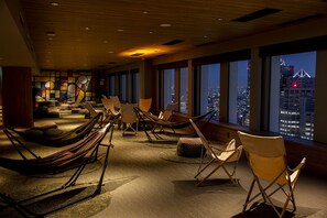 5 bars/lounges