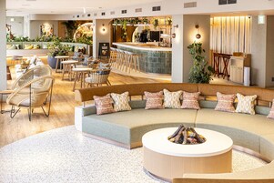 2 bars/lounges