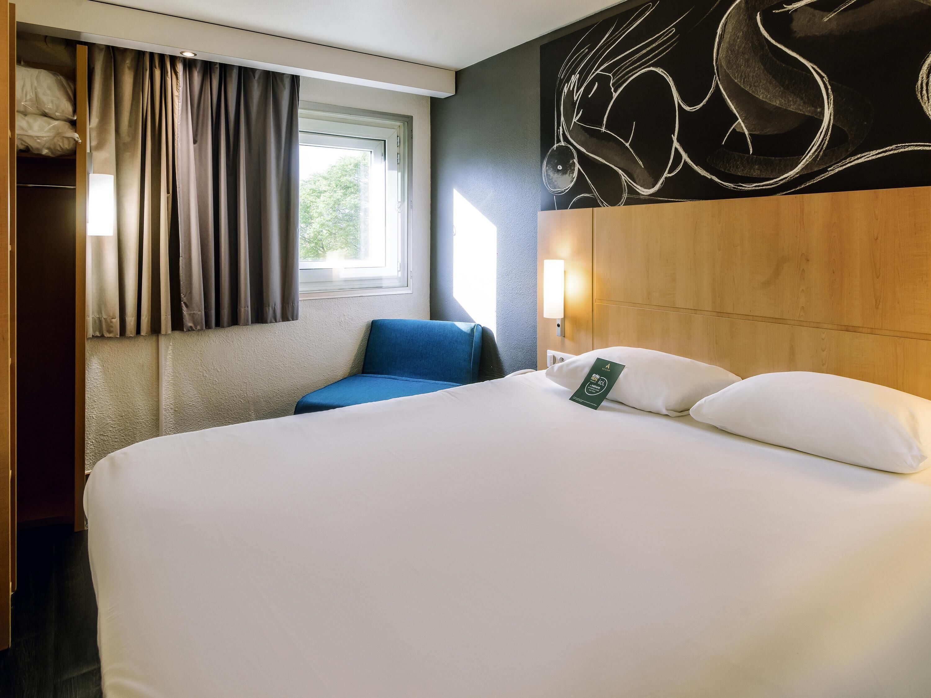 三人房, 多张床 | 高档床上用品、加厚床垫、办公桌、隔音