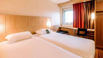 Luxe beddengoed, pillowtop-bedden, een bureau, geluiddichte muren