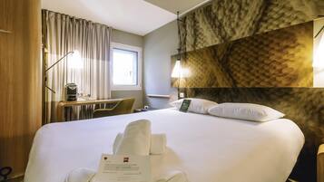 Luxe beddengoed, pillowtop-bedden, een bureau, geluiddichte muren