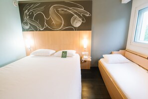 Habitación triple, varias camas | Ropa de cama de alta calidad, camas con pillow-top y escritorio 