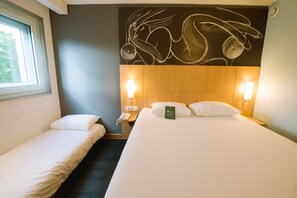 Triple Room, Multiple Beds | Premium bedding, pillowtop beds, desk, soundproofing - ibis Avignon Centre Gare (Avignon)