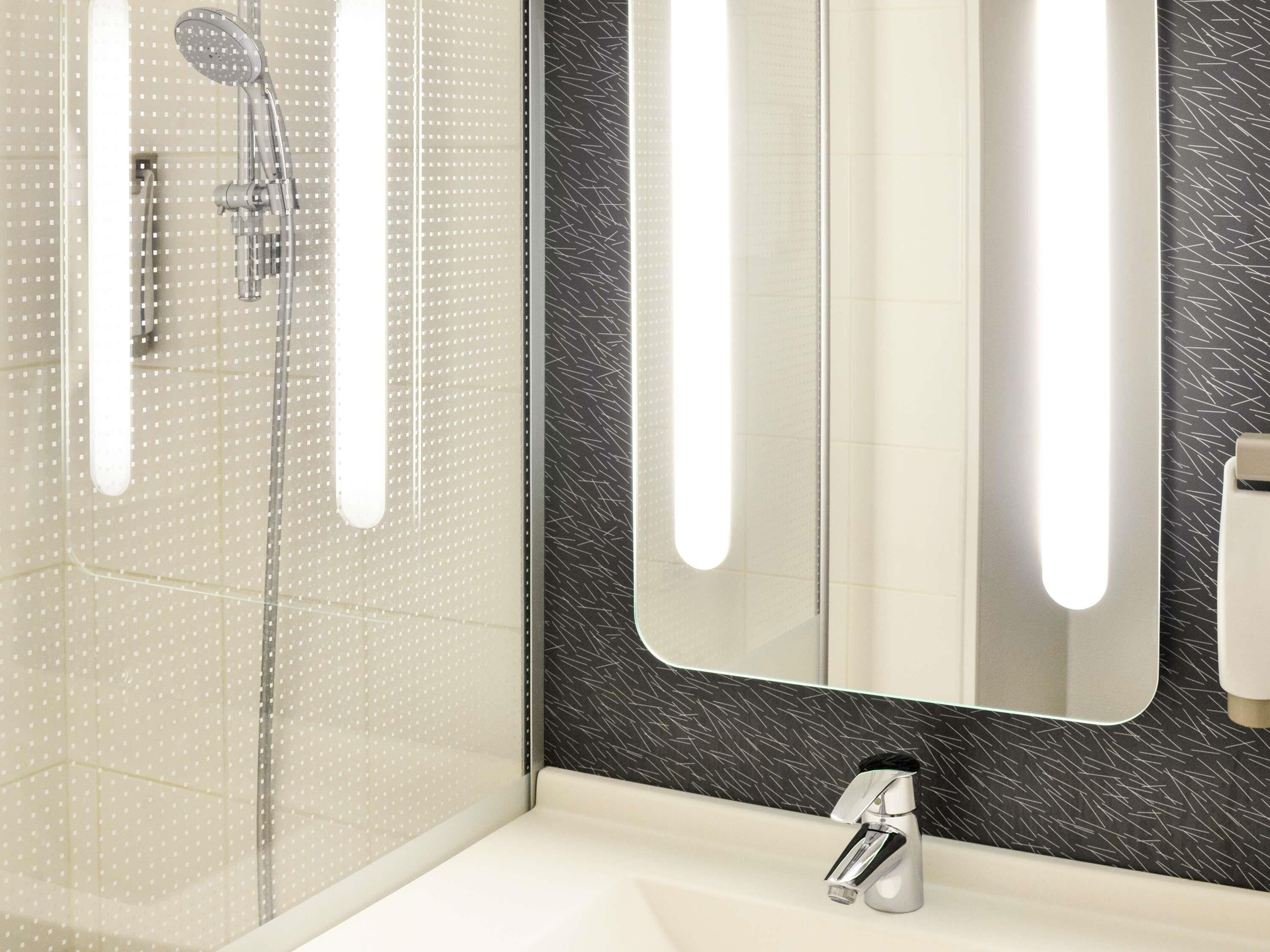 Tvåbäddsrum - 2 enkelsängar | Sängtillbehör av högsta kvalitet, bäddmadrasser och skrivbord