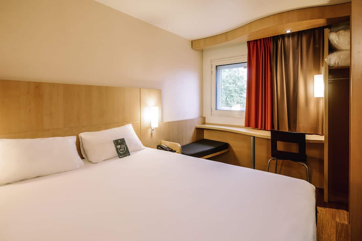 Kamar, 1 Tempat Tidur Double (Old town view) | Seprai premium, bantalan ekstra lembut, meja kerja, dan kedap suara