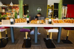 Daily buffet breakfast for a fee - ibis Avignon Centre Gare (Avignon)