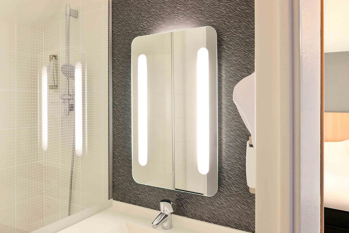 TvÄbÀddsrum - 2 enkelsÀngar | SÀngtillbehör av högsta kvalitet, bÀddmadrasser och skrivbord