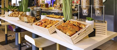TĂ€gliches FrĂŒhstĂŒcksbuffet (13.90 EUR pro Person)