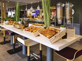 Desayuno buffet diario (EUR 13.90 por persona)