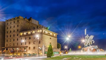 Façade de l’hébergement - soirée/nuit