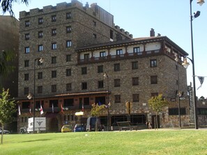 Vista frontal de la propiedad
