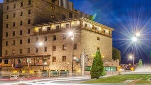 A historic stone building with multiple floors and a prominent corner turret. - Hotel Temple Ponferrada (Ponferrada)