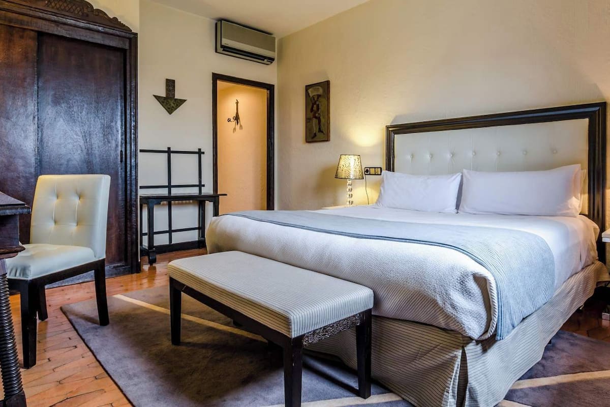 Double Room Single Use | Minibar, in-room safe, individually decorated, individually furnished