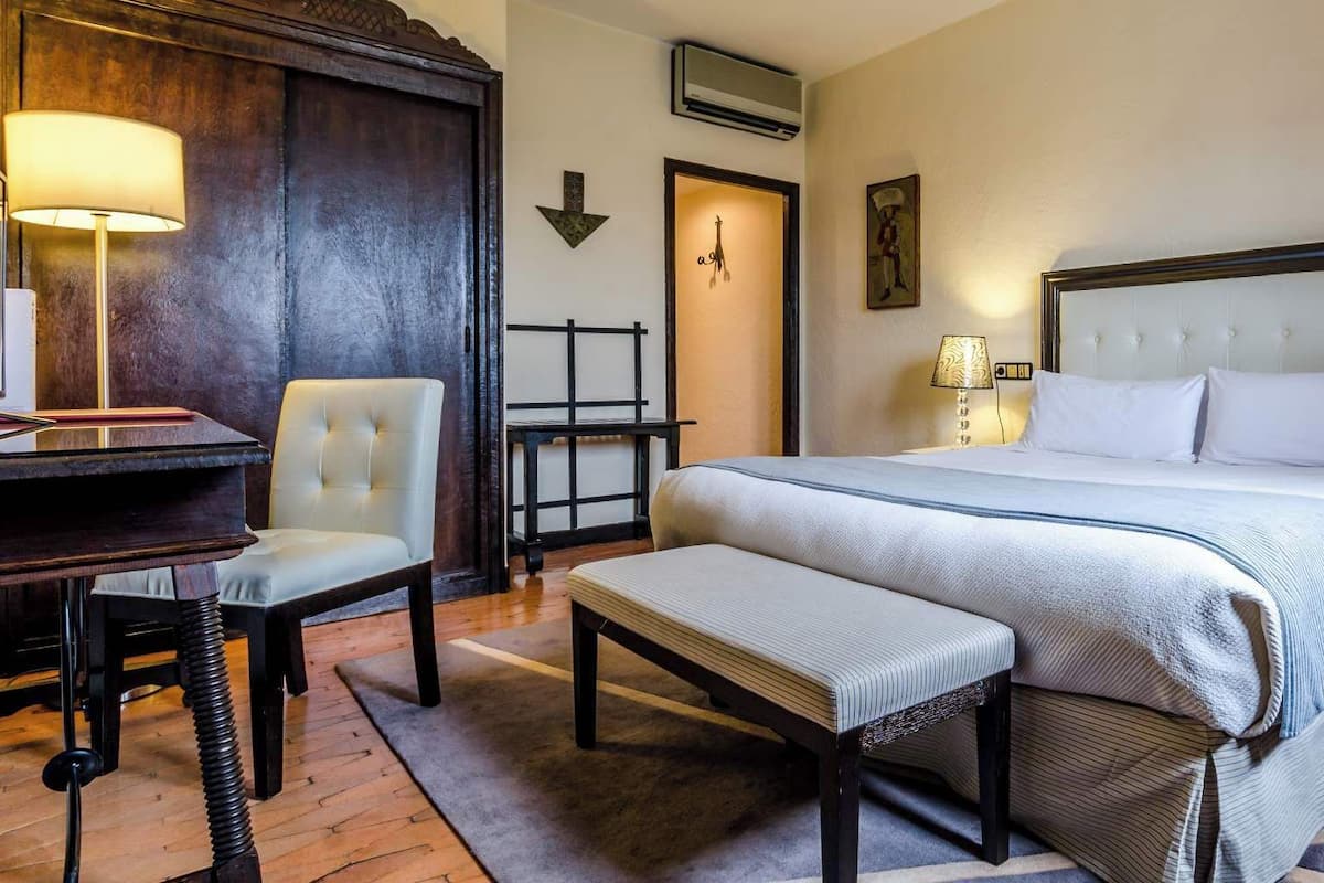 Double Room Single Use | Minibar, in-room safe, individually decorated, individually furnished