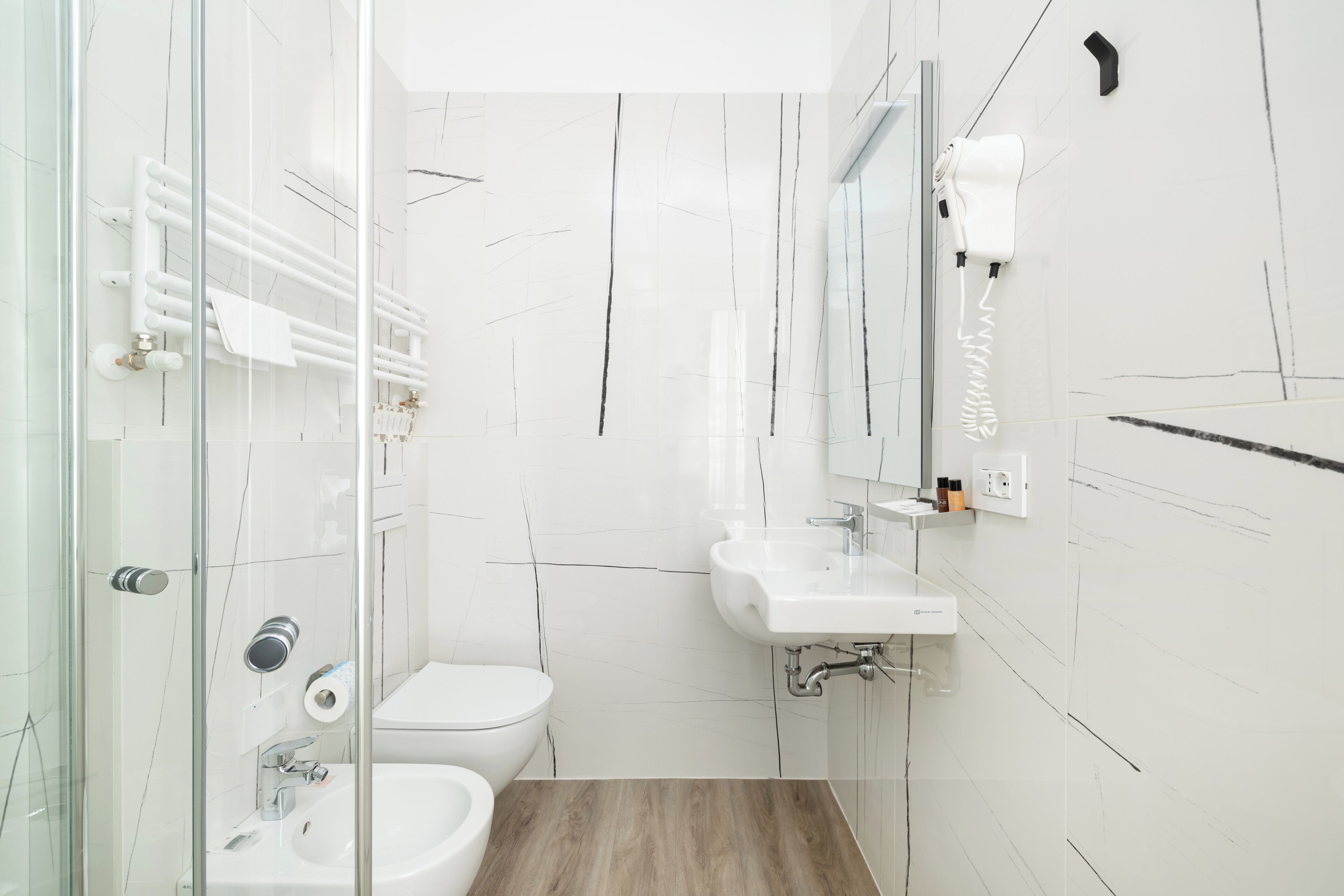 combined shower/bathtub, free toiletries, hair dryer, bidet