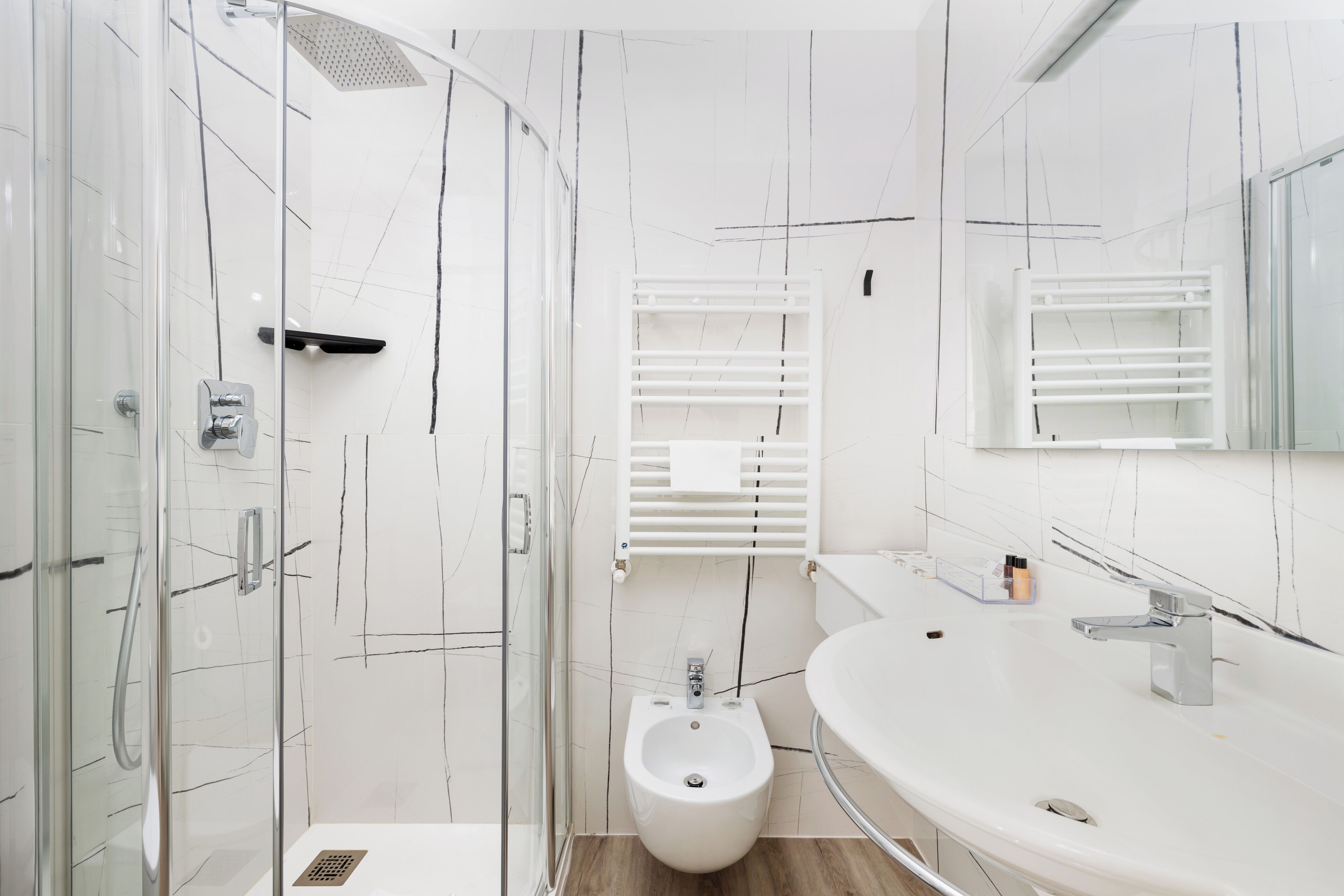 single room | bathroom | combined shower/bathtub, free toiletries, hair dryer, bidet