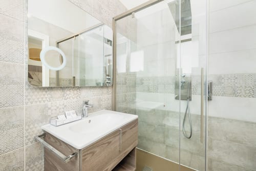 Ducha y bañera combinadas y artículos de higiene personal gratuitos