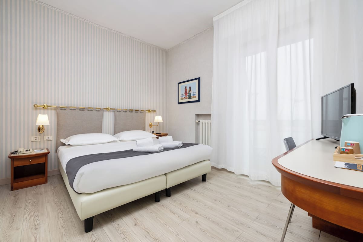double room single use | minibar, in-room safe, desk, soundproofing