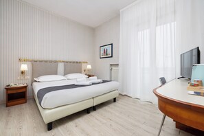 Habitación doble de uso individual | Minibar, caja de seguridad en la habitación y escritorio 
