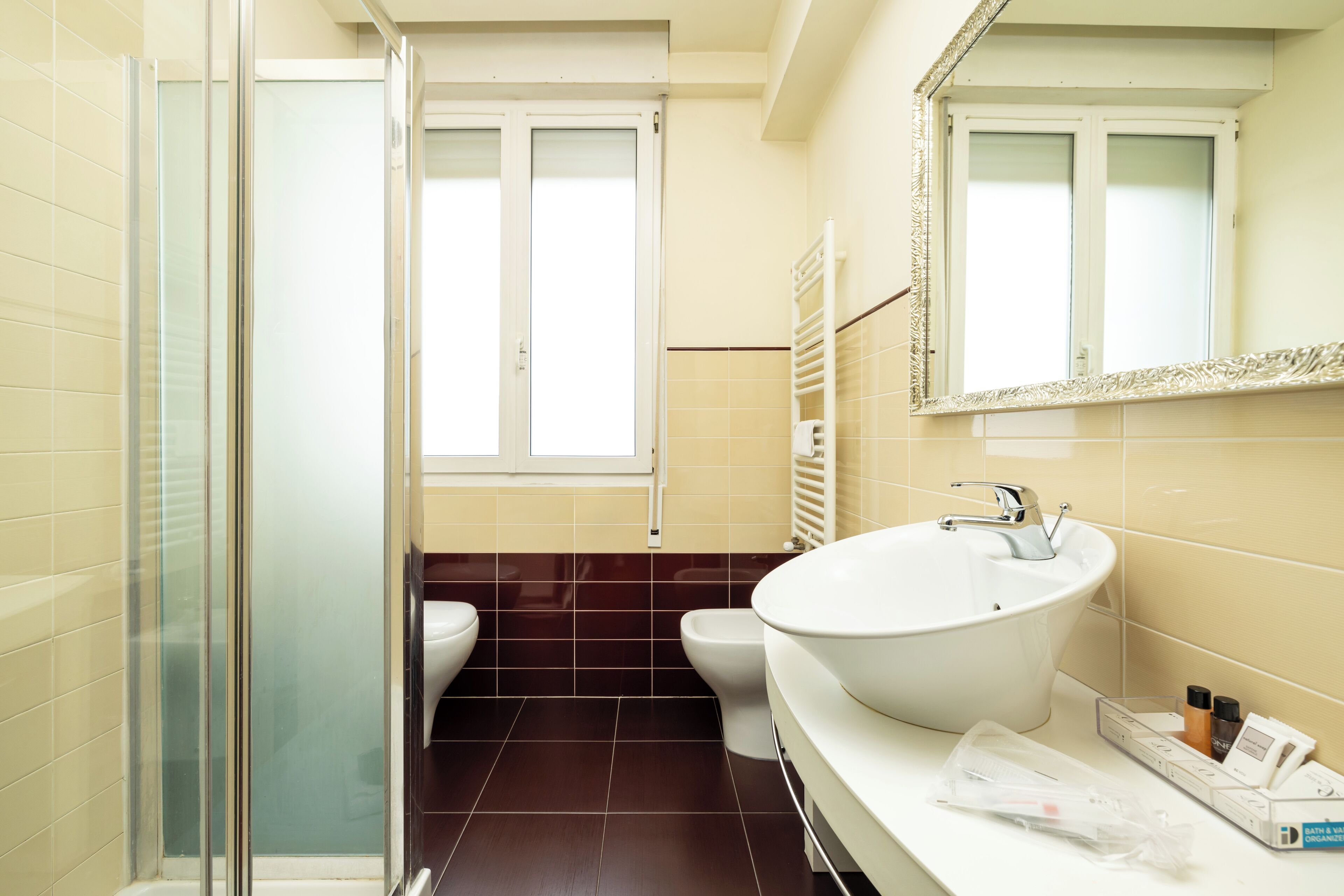 superior double room | bathroom | combined shower/bathtub, free toiletries, hair dryer, bidet