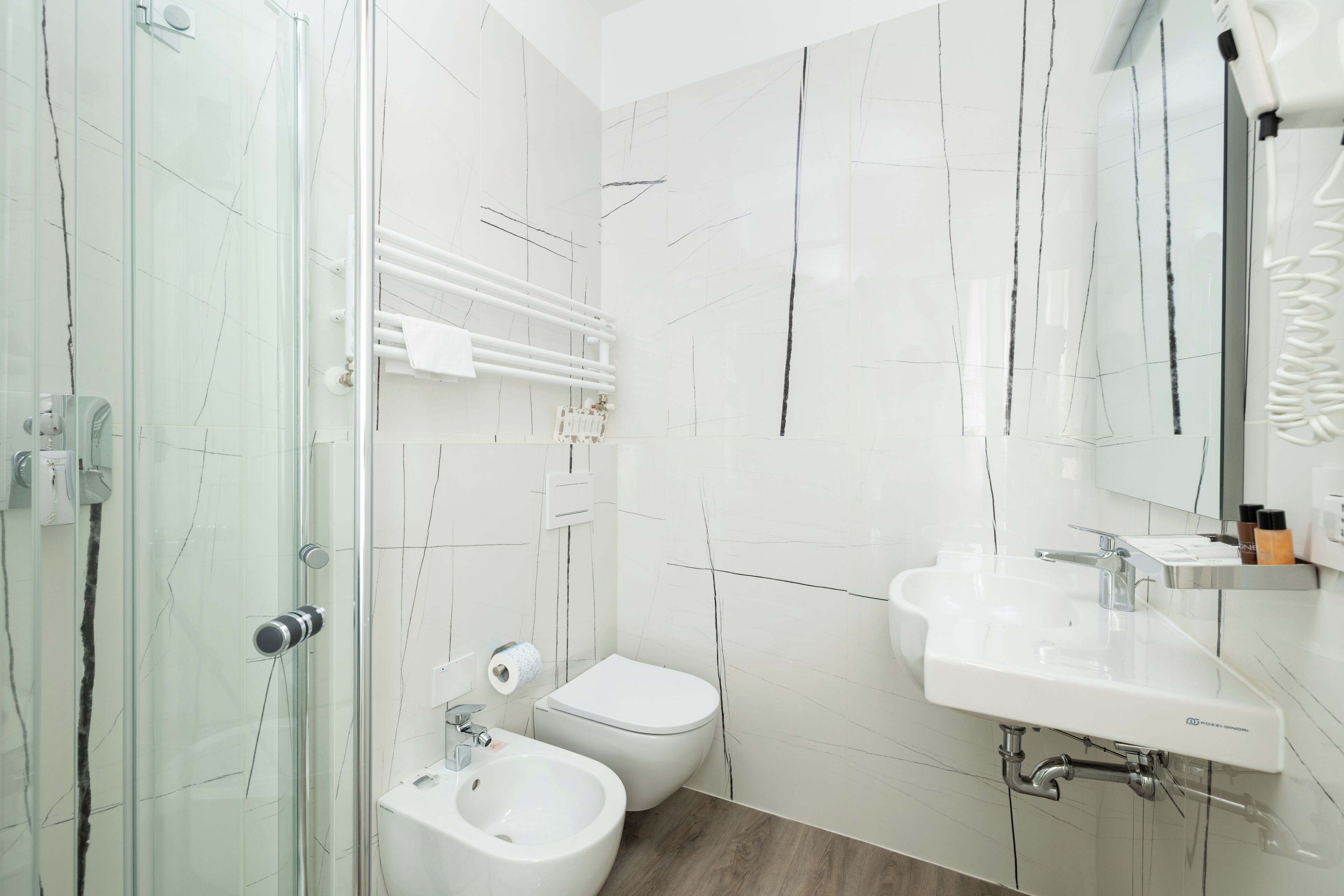 single room | bathroom | combined shower/bathtub, free toiletries, hair dryer, bidet
