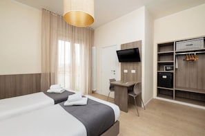 Minibar, in-room safe, desk, soundproofing - Hotel Maggiore Bologna (Bologna)