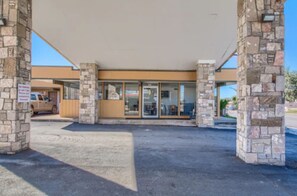 Property entrance - Americas Best Value Inn Uvalde (Uvalde)