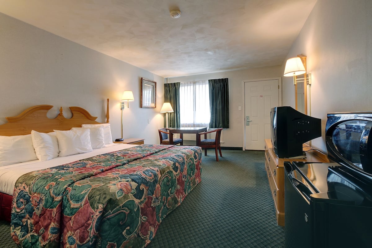 Desk, WiFi, bed sheets, alarm clocks