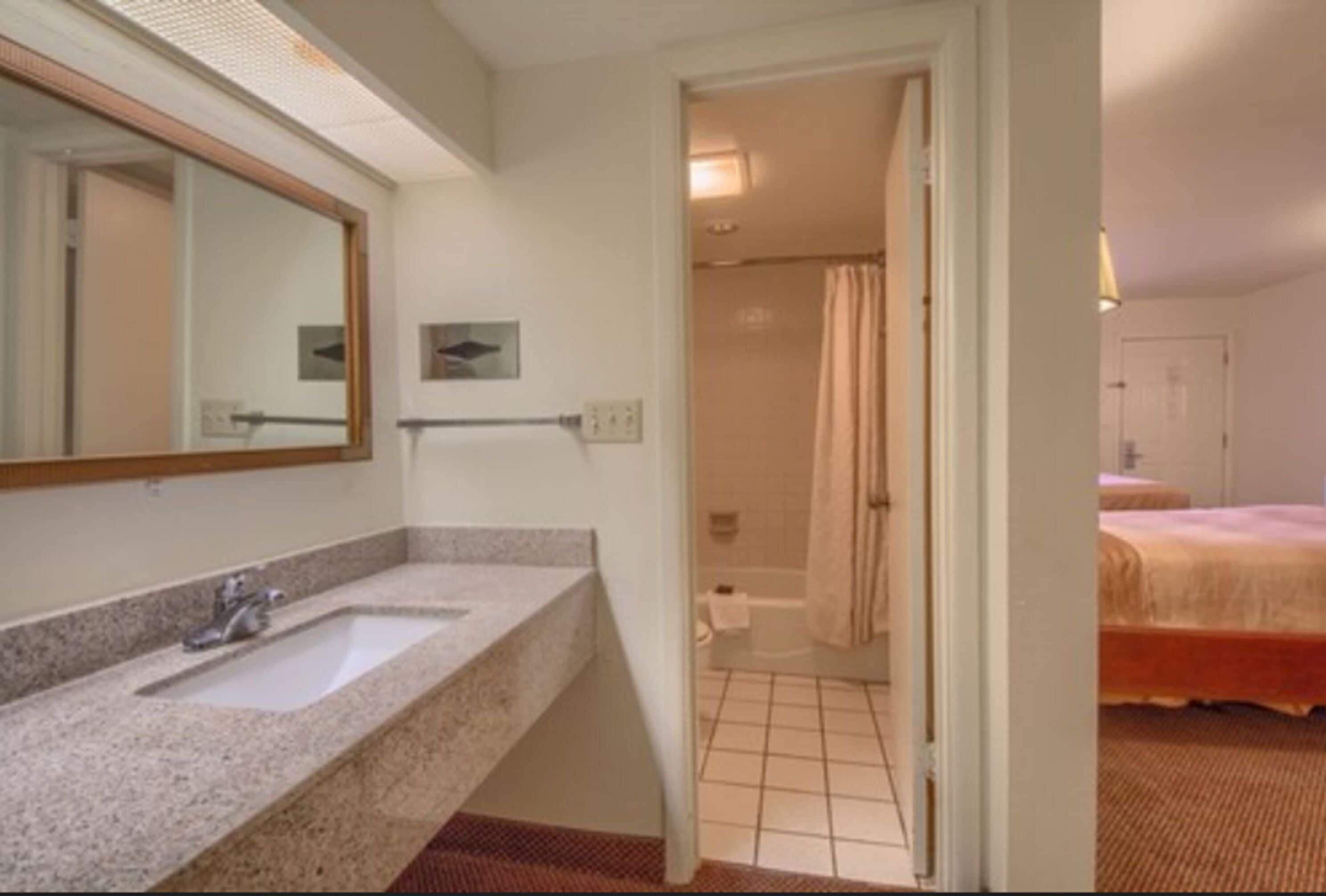 Chambre Standard, fumeur (3 Double Beds) | Bureau, Wi-Fi (supplément), literie fournie, réveille-matin