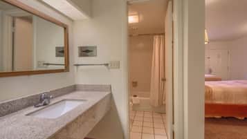 Chambre Standard, fumeur (3 Double Beds) | Bureau, Wi-Fi (supplément), literie fournie, réveille-matin