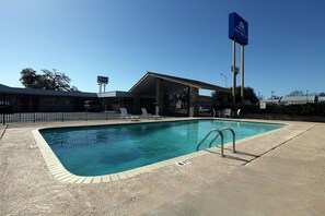 Exterior - Americas Best Value Inn Uvalde (Uvalde)