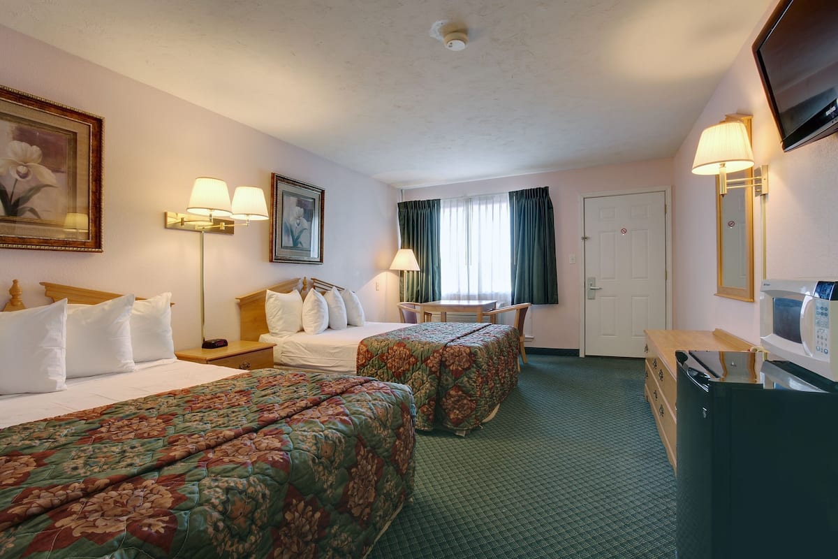 Desk, WiFi, bed sheets, alarm clocks