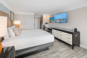 Room, 1 King Bed, Balcony | Desk, free WiFi, bed sheets - Costa Art Hotel (Laguna Beach)