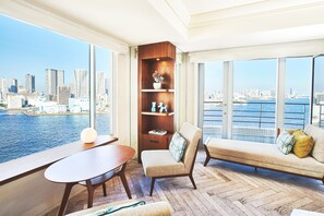 Junior-Suite, 1 King-Bett, Flussblick (Japanese Lounge Access) | Minibar, Zimmersafe, Schreibtisch, Verdunkelungsvorhänge