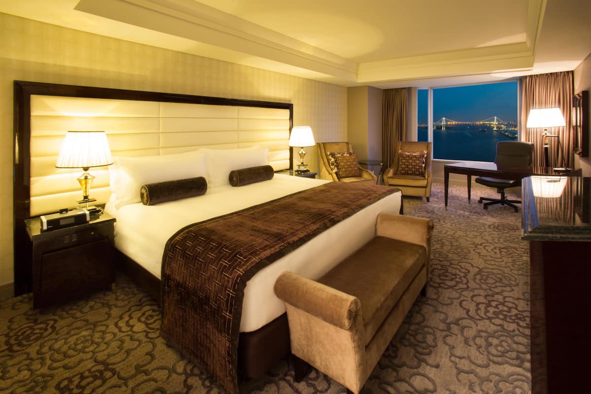 Camera Premium, 1 letto king, accesso al Club Lounge, vista baia | 1 camera, minibar, una cassaforte in camera, una scrivania