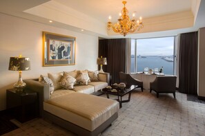 套房, 1 間臥室, 可使用俱樂部酒廊, 海灣景觀 | 迷你吧、客房內保險箱、書桌、遮光布/窗簾