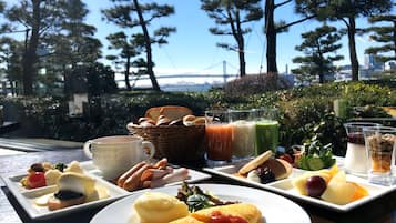 Daily buffet breakfast (JPY 4680 per person)