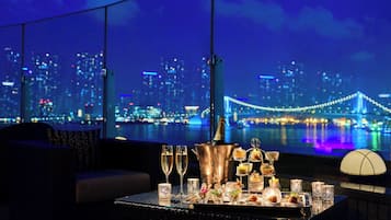 8 restaurants; breakfast, lunch and dinner served