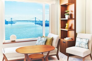 1 quarto, frigobar, cofres nos quartos, escrivaninha