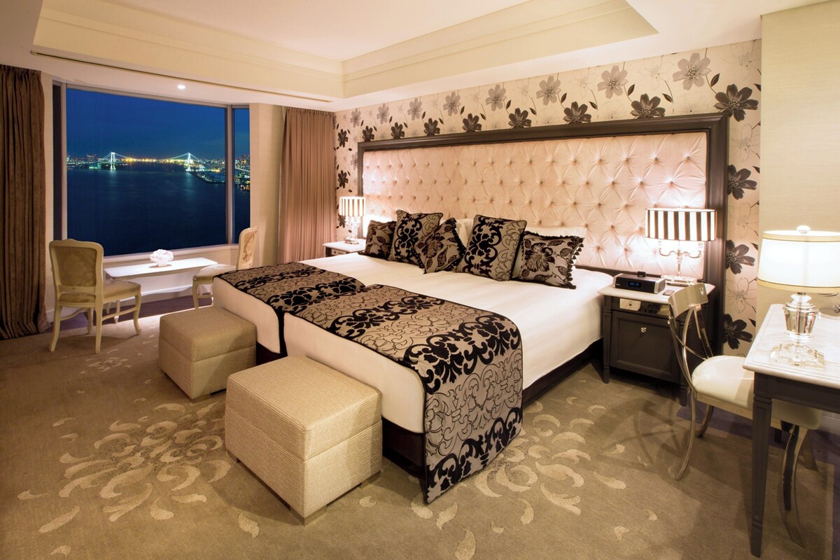 Lakosztály, 1 hálószobával, club lounge-belépés, kilátással az öbölre (Dining Area) | Minibár, széf a szobában, íróasztal és sötétítőfüggöny
