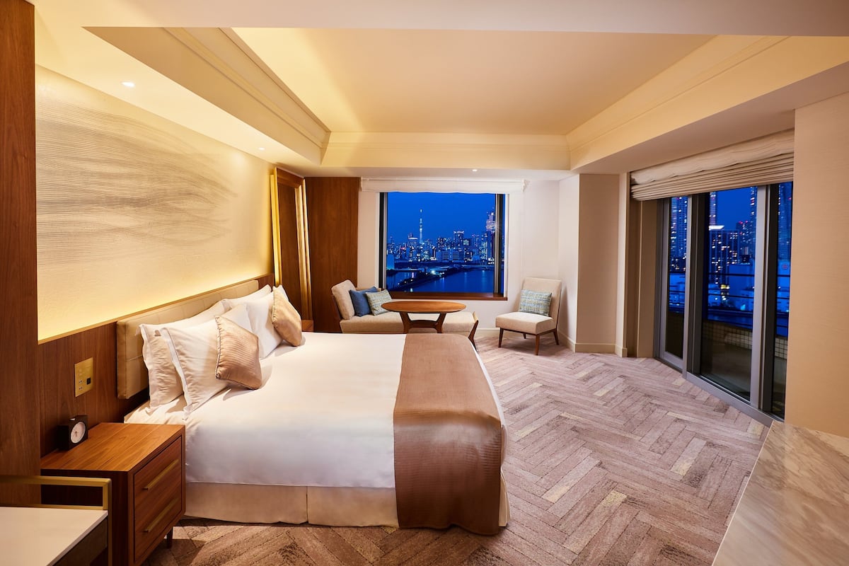 Junior Suite, 1 King Bed, River View (Mid Floor) | 1 bedroom, minibar, in-room safe, desk