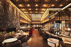 8 restaurants; breakfast, lunch, and dinner served
