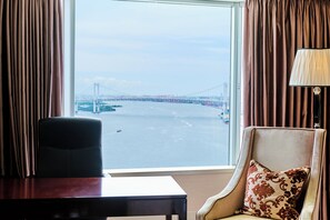 Quarto premium, 1 cama King, acesso ao Club Lounge, vista para a baía | 1 quarto, frigobar, cofres nos quartos, escrivaninha