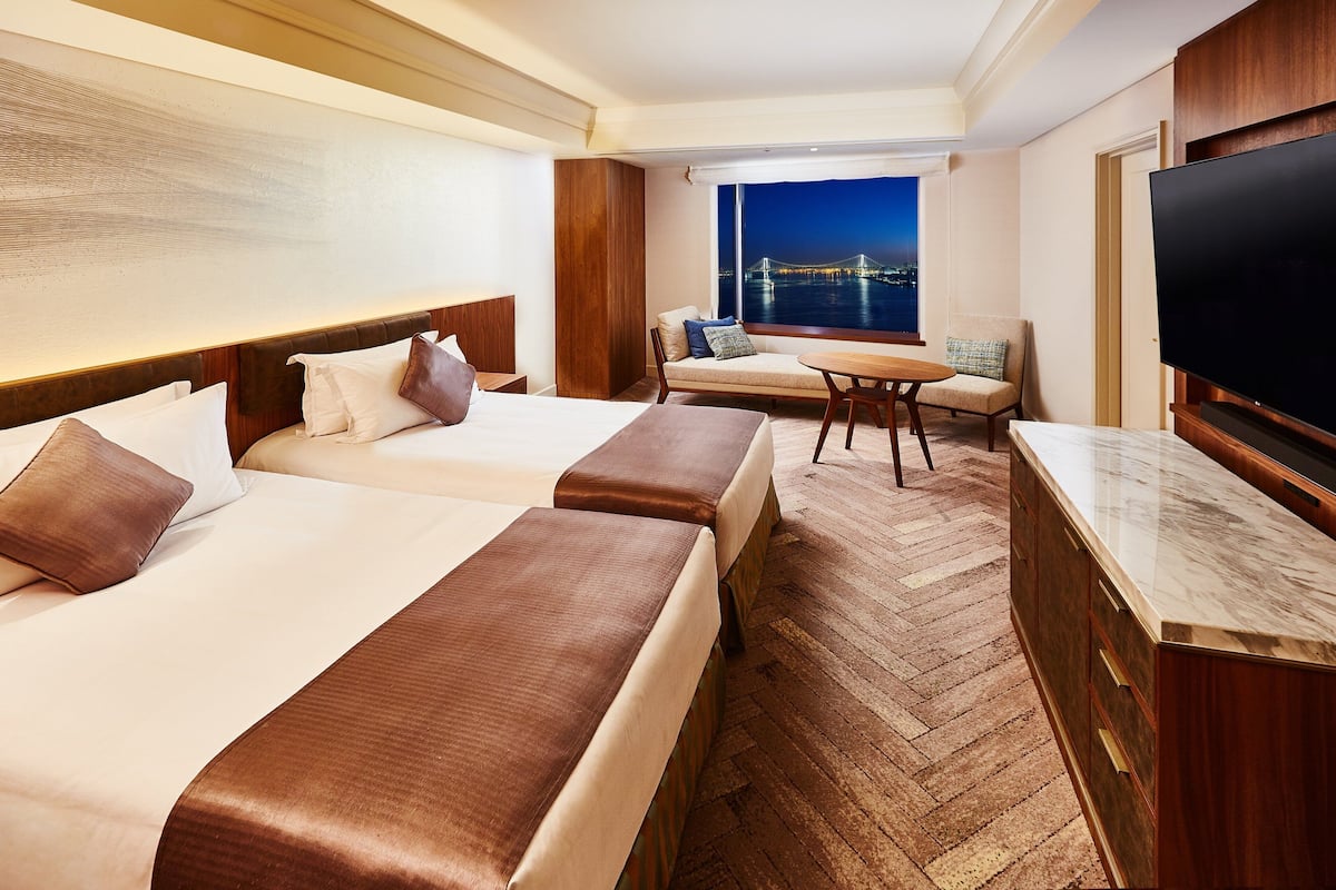 Quarto premium, 2 camas de solteiro, vista para a baía (Mid Floor) | 1 quarto, frigobar, cofres nos quartos, escrivaninha