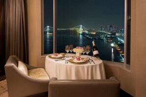 Suite, 1 Bedroom, Club Lounge Access, Bay View | Minibar, in-room safe, desk, blackout drapes